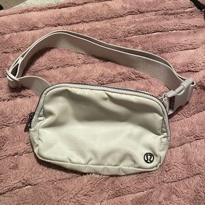 Lululemon Everywhere belt bag